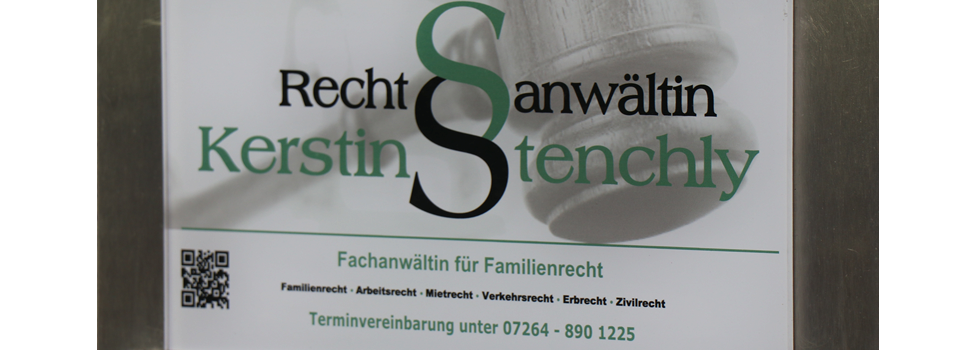 Firmenschild "Rechtsanwältin Kerstin Stenchly" am Kanzleieingang