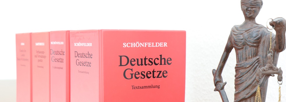 Illustration "Gesetzesbücher und Justitia"
